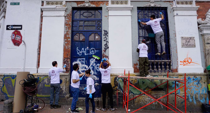 Rosaristas en el enlucimiento del centro histórico de Bogotá
